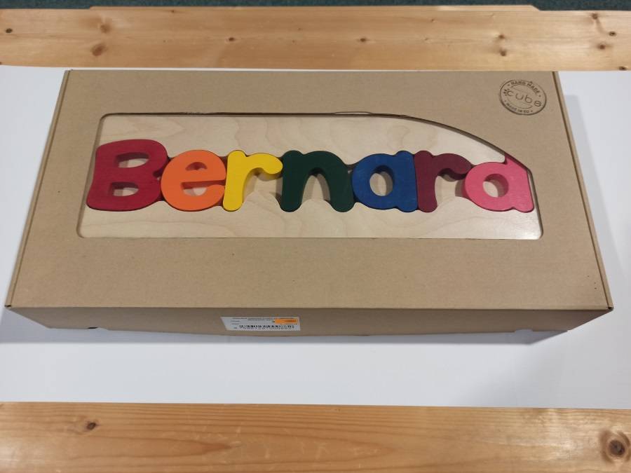 Obrázek k výrobku 49344 - Dřevěná stolička CUBS se JMÉNEM BERNARD barevná .