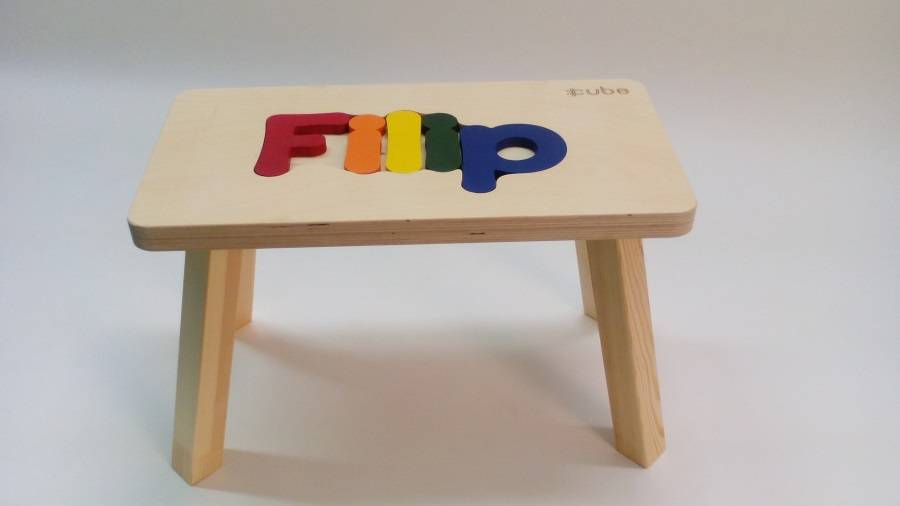 Obrázek k výrobku 31112 - Dřevěná stolička CUBS se JMÉNEM FILIP  barevná .