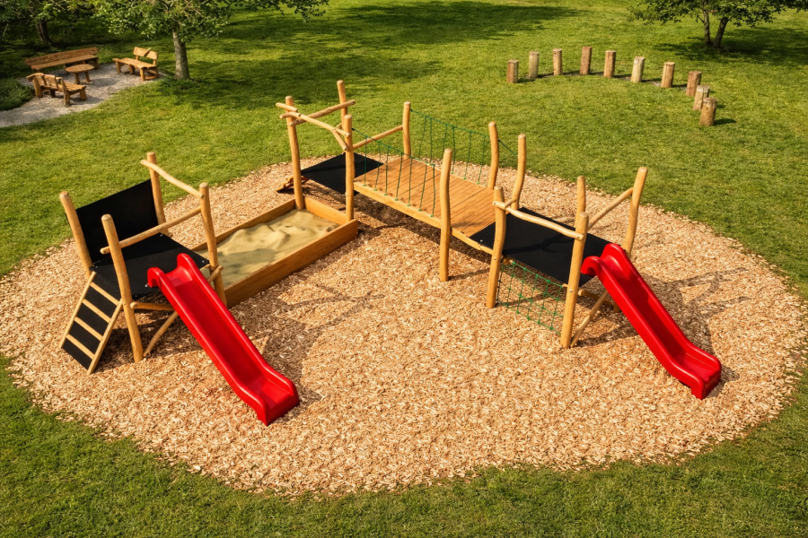 Obrázek k výrobku 34283 - Herní sestava Tří věží s pískovnou z akátu .