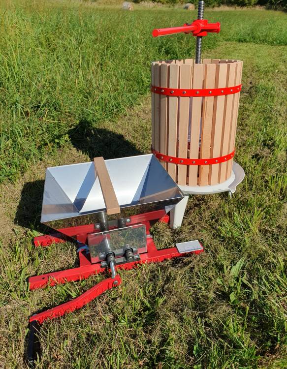 Obrázek k výrobku 81016 - Lis na ovoce 18l ruční s rouškou + Drtič na ovoce RUČNÍ 7L NEREZ