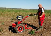 Malotraktor VARI GLOBAL s bránami BH-138 při práci