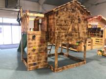 Obrázek k výrobku 62561 - Dětský domeček Monkey´s Home Chatrč pirát Spot Dětský domeček Monkey´s Home Chatrč pirát Spot