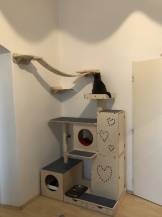 Obrázek k výrobku 54561 - Domek se škrabadlem 3v1 Beky levý Domek se škrabadlem 3v1 Beky levý