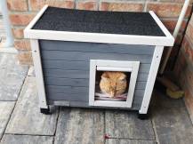 Obrázek k výrobku 81681 - Dřevěná bouda pro kočky KERBL RUSTICA šedá