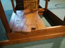 Obrázek k výrobku 54096 - DŘEVĚNÉ VÍKO na pískoviště pro hřiště Velký pirát Bill, William a Jolly .