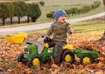 Obrázek k výrobku 72894 - John Deere Dětský šlapací traktor s čelním nakladačem a přívěsem