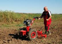 Malotraktor VARI GLOBAL s kombinátorem K-720 při práci