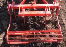 Malotraktor VARI GLOBAL s kombinátorem K-720 při práci