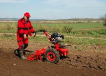 Malotraktor VARI GLOBAL s kombinátorem K-720 při práci