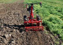 Malotraktor VARI GLOBAL s kombinátorem K-720 při práci