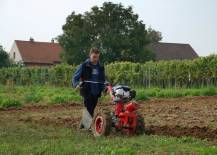 Malotraktor VARI GLOBAL s pluhem APH-352 při práci