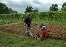 Malotraktor VARI GLOBAL s pluhem APH-352 při práci