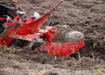 Malotraktor VARI GLOBAL s pluhem APH-352 při práci