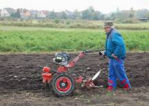 Malotraktor VARI GLOBAL s pluhem APH-352 při práci