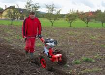 Malotraktor VARI GLOBAL s pluhem APH-352 při práci