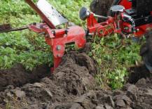 Malotraktor VARI GLOBAL s pluhem APH-352 při práci