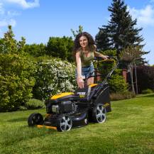 Obrázek k výrobku 69773 - Riwall PRO RPM 5155 PRO multifunkční travní sekačka 4 v 1 s benzinovým motorem a pojezdem