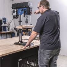 Obrázek k výrobku 93642 - Scheppach TBM 300 Variostojanová vrtačka s křížovým laserem a LED osvětlením