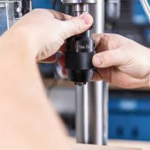 Obrázek k výrobku 93642 - Scheppach TBM 300 Variostojanová vrtačka s křížovým laserem a LED osvětlením