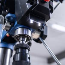 Obrázek k výrobku 93642 - Scheppach TBM 300 Variostojanová vrtačka s křížovým laserem a LED osvětlením