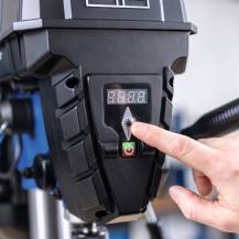 Obrázek k výrobku 93642 - Scheppach TBM 300 Variostojanová vrtačka s křížovým laserem a LED osvětlením