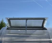 Obrázek k výrobku 93012 - střešní okno pro obloukový skleník LANITPLAST KYKLOP2 s PC 4/6 mm LG4395